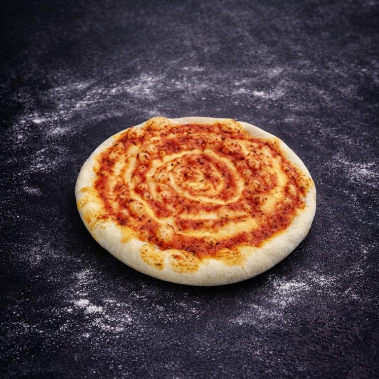 Base pizza Rústica Tomate Pizza con una base dorada y un patrón espiral de salsa de tomate. Estirada a mano. Horneada sobre piedra.