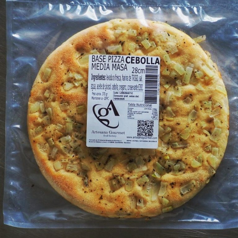 Pizza con una base dorada y un patrón espiral de salsa de tomate. Estirada a mano. Horneada sobre piedra.