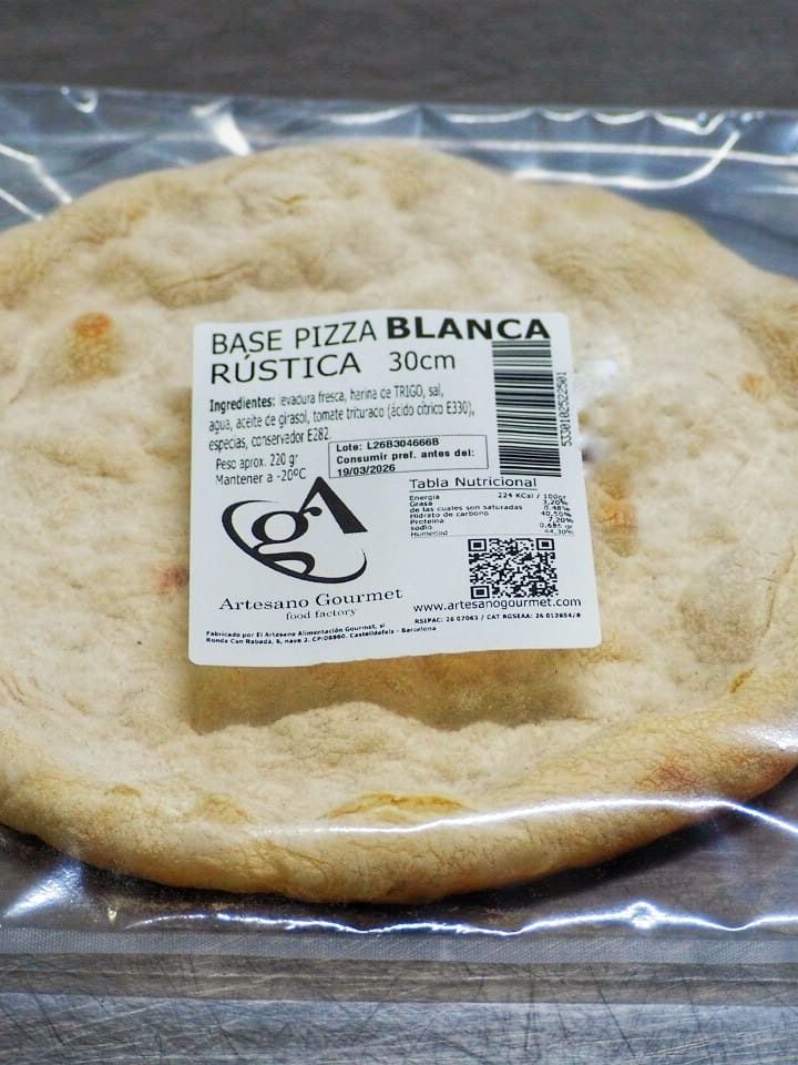 Base de pizza blanca rústica en empaquetado, con etiquetas de información y código de barras.